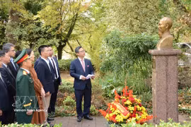 La Embajada de Vietnam y otras representaciones vietnamitas en Francia colocan ofrenda floral en memoria del Presidente Ho Chi Minh ante su monumento en la ciudad de Montreuil (Fuente: VNA)