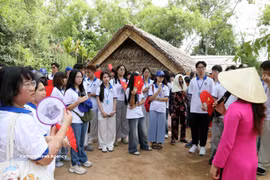 En la mañana del 15 de julio de 2026, como parte del Campamento de Verano de Vietnam 2026, una delegación de jóvenes vietnamitas residentes en el extranjero visitó el Sitio Histórico Nacional Especial Kim Lien en la provincia de Nghe An, donde depositó flores y ofreció incienso. Foto: VNA