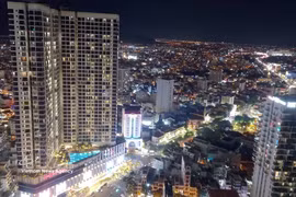 La ciudad de Nha Trang se ilumina por la noche gracias a proyectos de viviendas comerciales y turismo. Foto: VNA