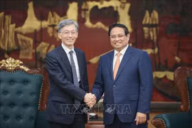 El primer ministro Pham Minh Chinh (derecha) y Kenji Okamura, subdirector gerente del Fondo Monetario Internacional (Fuente: VNA)