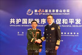 El general Phan Van Giang, ministro de Defensa de Vietnam (izquierda) y su par chino, el coronel general Dong Jun (Fuente: VNA)