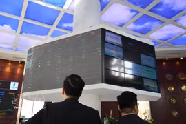 Los inversores siguen de cerca la evolución de los precios de las acciones en la bolsa HOSE. Foto: VNA