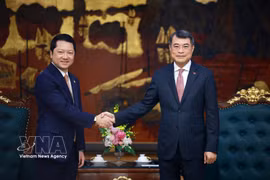 El primer ministro vietnamita, Le Minh Hung, recibe al ministro de Inspección de Camboya, Sok Soken (Fuente: VNA)