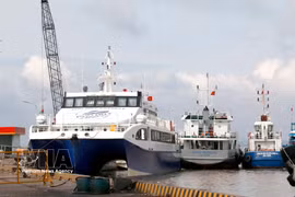 Barco de pasajeros que opera en la ruta Phan Thiet – Phu Quy. Foto: VNA.