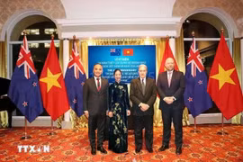 El embajador de Vietnam en Nueva Zelanda, Phan Minh Giang (izquierda), y su esposa posan una foto con el ministro de Asuntos Exteriores de Nueva Zelanda, Winston Peters, y el viceministro de Asuntos Exteriores, Grahame Morton, en la ceremonia (Foto: VNA)