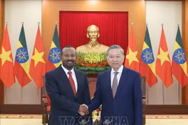 El secretario general del Partido Comunista de Vietnam (PCV), To Lam (derecha) recibe al primer ministro etíope y presidente del Partido de Prosperidad (PP) de Etiopía, Abiy Ahmed Ali