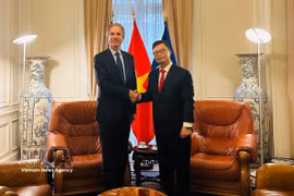El embajador de Vietnam en Francia, Trinh Duc Hai, posa para una foto con Benoit Clocheret (tercero desde la izquierda), vicepresidente de MEDEF International (Fuente: VNA)