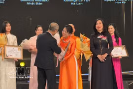 Nguyen Thi Lien Huong, profesora de la Universidad Nacional de Taiwán (China), en la ceremonia de entrega del Premio al Embajador Vietnamita en el Extranjero 2026. Foto: VNA