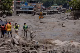 Los equipos de rescate buscan víctimas tras las inundaciones y deslizamientos de tierra en Nuwakot, Nepal, el 27 de agosto de 2026. Foto: Xinhua/VNA