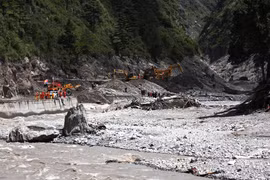 Se están llevando a cabo operaciones de rescate en la zona del deslizamiento de tierra en el condado de Jilong, Región Autónoma del Tíbet, China. (Foto: Xinhua/VNA)