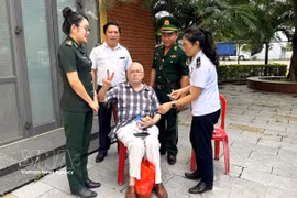 Los agentes de la Estación de Guardias Fronterizos de la Puerta Fronteriza Internacional de Lao Bao, prestan asistencia y atención de emergencia oportuna al turista estadounidense Eugenne Grosman (Fuente: VNA)
