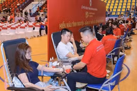 Personas donan sangre en el lanzamiento del Mes Humanitario 2026 en Hanói el 29 de abril. (Foto: VNA)