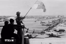 La bandera del Frente Nacional de Liberación de Vietnam y la bandera de la República de Vietnam del Sur ondearon en el aeropuerto de Tan Son Nhat el 30 de abril de 1975. (Foto: VNA)