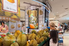 Un puesto de durian en el supermercado APITA. Foto: VNA