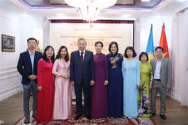 El secretario general del Partido Comunista de Vietnam, To Lam, se reúne con personal de la Embajada de Hanoi en Astana (Fuente: VNA)