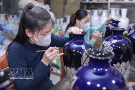 Técnicas complejas de elaboración de cerámica en el pueblo alfarero de Bat Trang (Hanói). Foto: