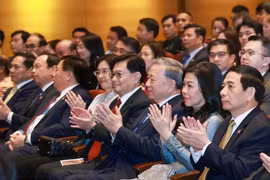 De derecha a izquierda: El secretario general del Partido Comunista de Vietnam, To Lam (tercera), y su esposa, Ngo Phuong Ly (segunda), en un concierto especial en la Sala de Conciertos del Conservatorio de Música Yong Siew Toh. (Foto: VNA)