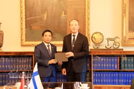 El vicepresidente de la Asamblea Nacional, Nguyen Doan Anh, y el subtitular del Parlamento finlandés, Jussu Halla-aho. Foto: VNA