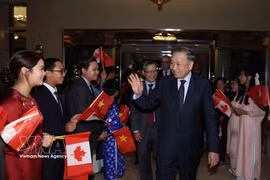 Funcionarios y personal de la Embajada y representantes de la comunidad vietnamita en Canadá dan la bienvenida al máximo dirigente To Lam. Foto: VNA