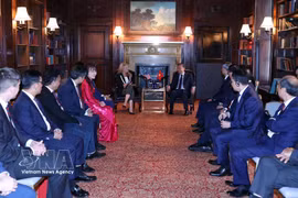 El líder vietnamita To Lam recibe a Gwynne Shotwell, presidenta y directora ejecutiva de SpaceX. Foto: VNA