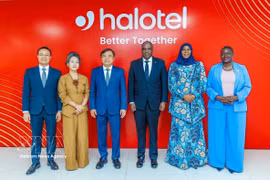 Delegados vietnamitas y tanzanos posan para una foto conmemorativa en la sede de Viettel Tanzania (Halotel). Foto: VNA