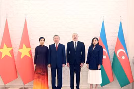 El presidente de Azerbaiyán, Ilham Aliyev (segundo de derecha) y su esposa presiden hoy la ceremonia de bienvenida al secretario general del Partido Comunista de Vietnam, To Lam (segundo de izquierda) y su cónyuge (Fuente: VNA)