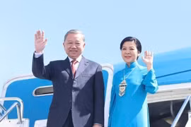 El secretario general del PCV, To Lam, y su esposa parten de Astaná para iniciar una visita de Estado a Azerbaiyán. (Foto: VNA)