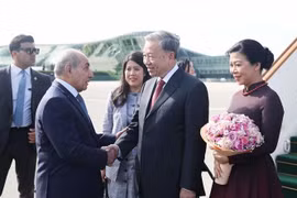 El primer viceprimer ministro de Azerbaiyán, Yagub Eyyubov recibe al secretario general del PCV, To Lam y a su esposa en el Aeropuerto Internacional Heydar Aliyev de Bakú. (Foto: VNA)