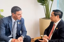 El primer ministro Pham Minh Chinh (derecha) se reúne con el presidente del gobierno español, Pedro Sánchez, en el marco de la Cumbre del G20 en Brasil en 2024. (Foto: VGP)