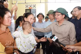 El viceprimer ministro Ho Quoc Dung visita la escuela primaria de la comuna de Muong Than, donde brinda su apoyo y entregó obsequios a familias con miembros fallecidos, desaparecidos o heridos, así como a hogares afectados por desastres naturales que residen temporalmente en dicha escuela. Foto: VNA
