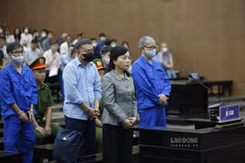 La exministra Nguyen Thi Kim Tien y los demás acusados ​​en el juicio de primera instancia a finales de mayo. (Foto: laodong.vn)