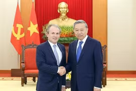 El secretario general del Partido Comunista de Vietnam (PCV), To Lam (dereecha) recibe a Daniel Rosen, director general del grupo Rosen Partners