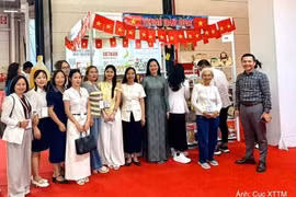Empresas vietnamitas exhiben sus productos en el stand de Vietnam en el marco de la feria Foodist Istanbul 2026. Foto: Departamento de Promoción Comercial.