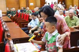 La vicepresidenta de la Asamblea Nacional de Vietnam, Nguyen Thi Thanh, entrega regalos estudiantes en situación vulnerable en la provincia norteña montañesa de Dien Bien (Fuente: VNA)