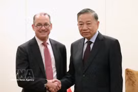 El líder vietnamita To Lam recibe a Robert (Bobby) Thomson, vicepresidente sénior y jefe de relaciones gubernamentales globales de VISA Corporation. Foto: VNA