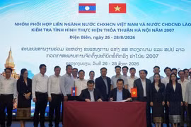 Representantes del grupo de coordinación interministerial de Vietnam y Laos firman el acta de la reunión. (Foto: Ministerio de Industria y Comercio)