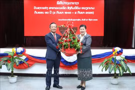 El embajador vietnamita en Vientiane, Nguyen Minh Tam y la subtitular de la Comisión de Propaganda y Entrenamiento del Comité Central del Partido Popular Revolucionario de Laos, Vilavone Phanthavong (Fuente: VNA)