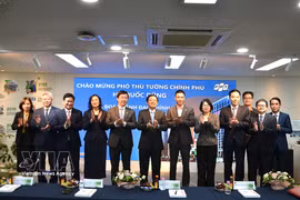El viceprimer ministro Ho Quoc Dung visita la oficina del FPT Korea (Fuente: VNA)