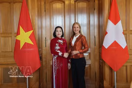 La subtitular de la Asamblea Nacional de Vietnam, Nguyen Thi Thanh, mantiene conversaciones con la primera vicepresidenta del Consejo Nacional de Suiza, Katja Christ (Fuente: VNA)