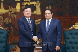 El primer ministro Pham Minh Chinh (derecha) y el presidente de COMAC, He Dongfeng (Fuente: VNA)