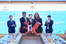 El embajador de Japón en Vietnam, Ito Naoki (primera fila, izquierda), y la representante de UNICEF en Vietnam, Silvia Danailov, intercambiaron notas durante la ceremonia. (Foto: VNA)