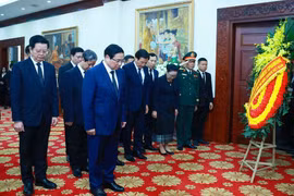 El primer ministro Pham Minh Chinh rinde homenaje al expresidente de Laos, Khamtay Siphandone, en una ceremonia en Hanoi (Fuente: VNA)