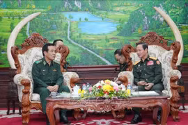 El ministro de Defensa Nacional de Laos, el coronel general Khamlieng Outhakaysone (derecha), y el comandante de la Guardia Fronteriza de Vietnam se reunieron el 10 de octubre. (Foto: VNA)