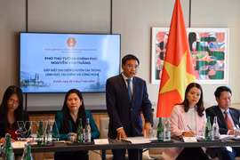 El viceprimer ministro Nguyen Van Thang se reúne con representantes de expertos vietnamitas en los campos de las finanzas y la tecnología. Foto: VNA