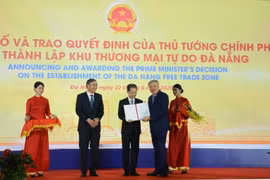 El viceprimer ministro Nguyen Hoa Binh (segundo desde derecha) presenta la decisión del Primer Ministro de establecer la Zona de Libre Comercio de Da Nang el 22 de junio. (Foto: VNA)