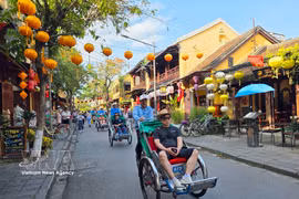 Turistas extranjeros en Hoi An (Fuente: VNA)