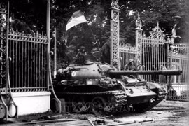 Un tanque del Ejército vietnamita avanza al Palacio de la Independencia, el 30 de abril de 1975 (Foto: VNA)