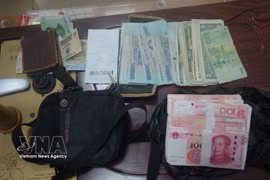 El puesto de control fronterizo del puesto fronterizo internacional de Lao Cai ha detectado e incautado numerosos casos de contrabando de divisas. Fuente: VNA