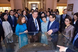 Los primeros ministros de Vietnam y Japón, Pham Minh Chinh e Ishiba Shigeru, acompañados de sus esposas, realizan una visita al Museo Nacional de Historia de Vietnam en Hanoi (Fuente: VNA)