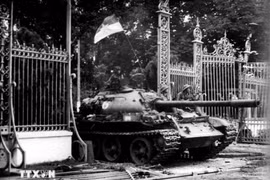 La foto titulada "El tanque del Ejército de Liberación entra al Palacio de Independencia al mediodía del 30 de abril de 1975"(Fuente: VNA)